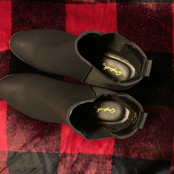 Qupid Women's Repeat | Chelsea Ankle Low Heel Boots, Black Size 7.5 - Picture 7 of 7